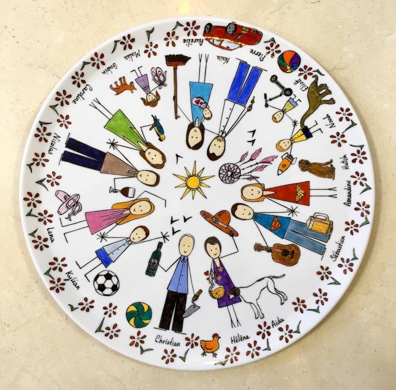 Plat à tarte en porcelaine personnalisé dans un style naïf par une famille et les passions de chacun.